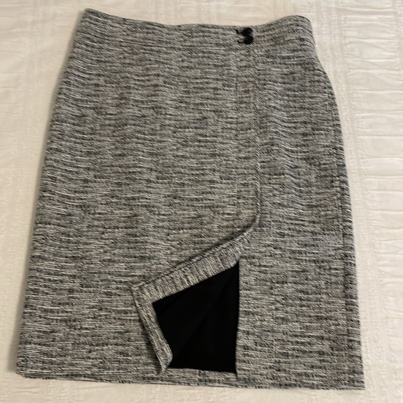 Ann Taylor pencil skirt, black/white pattern, back zip, front slit, sz 12 - Picture 4 of 6
